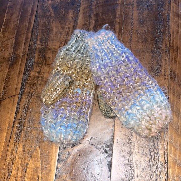 Girls Knit Mittens - Picture 1 of 1
